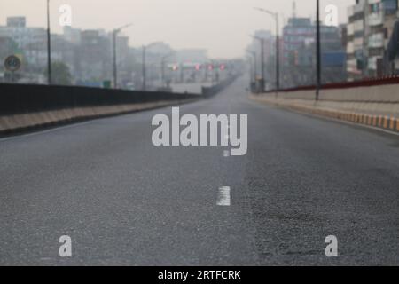 DHAKA, BANGLADESH - 27 AVRIL 2020 : route à vide vue pendant le confinement à l’échelle du pays comme mesure préventive contre la pandémie de coronavirus COVID-19 à Dhaka, Bangladesh, le 27 avril 2020. Banque D'Images