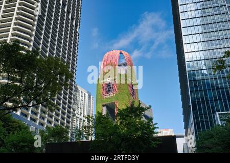 Centre : l'hôtel Oasia Downtown couvert de rampantes à Chinatown, Singapour, vu à travers les immeubles de bureaux de grande hauteur dans le quartier bancaire de Singapour Banque D'Images