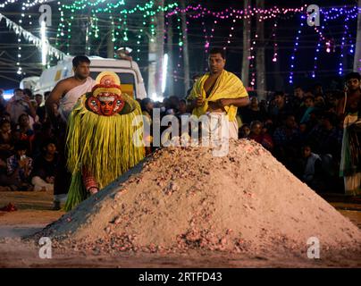 Capturer l'âme du Kerala : Theyyam danses dévoilées. Célébrant les traditions vibrantes des danses Theyyam du Kerala Banque D'Images