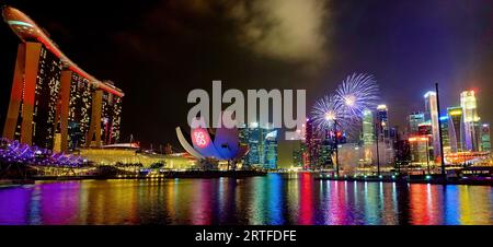 Feux d'artifice sur Marina Bay, Singapour, alors que Singapour célèbre son 50e anniversaire le 15/8/2015, à gauche : l'emblématique Marina Bay Sands Hotel Banque D'Images