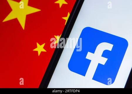 Vancouver, CANADA - septembre 4 2023 : logo de Facebook sur fond de drapeau chinois. Banque D'Images