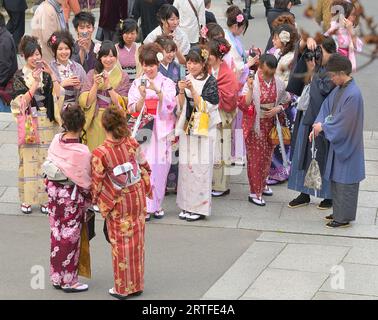 Les japonaises de Kimonos montent les escaliers du temple Otowa-san Kiyomizu Dera, Kyoto JP Banque D'Images