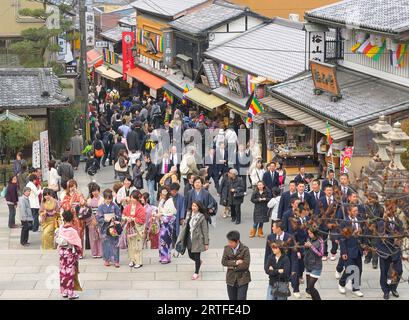 Les japonaises de Kimonos montent les escaliers du temple Otowa-san Kiyomizu Dera, Kyoto JP Banque D'Images