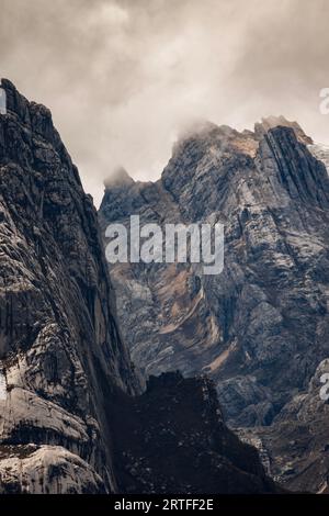 Les nuages couvrant les montagnes escarpées près de Grasberg mine à ciel ouvert en Papouasie, sur les hauts plateaux indonésiens Banque D'Images