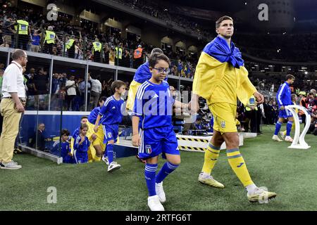 MILAN, ITALIE - SEPTEMBRE 12, 2023 - Une joueuse de l'équipe nationale d'Ukraine Illia Zabarnyi entre sur le terrain avant le début du tour de qualification de l'UEFA EURO 2024 Matchday 6 Group C match contre l'équipe nationale d'Italie qui s'est terminé par une victoire à domicile 2-1 au stade San Siro, Milan, Italie. Crédit : UKRINFORM/Alamy Live News Banque D'Images