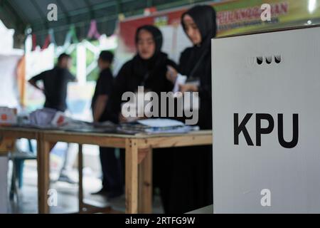 Banda Aceh, Indonésie - 17 avril 2019 : les responsables électoraux et les témoins dépouillent les bulletins de vote de l'élection présidentielle au bureau de vote Banque D'Images