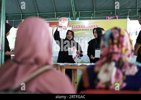 Banda Aceh, Indonésie - 17 avril 2019 : les responsables électoraux et les témoins dépouillent les bulletins de vote de l'élection présidentielle au bureau de vote Banque D'Images