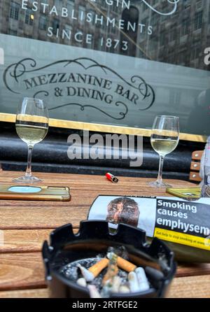 Londres, Royaume-Uni. 12 septembre 2023. Un cendrier se tient sur une table à l'extérieur d'un pub. L'Angleterre devrait devenir sans fumée d'ici 2030. (À dpa-Korr: "Sans fumée d'ici 2030? Propositions radicales dans la bataille anti-tabac en Angleterre') crédit : Benedikt von Imhoff/dpa/Alamy Live News Banque D'Images