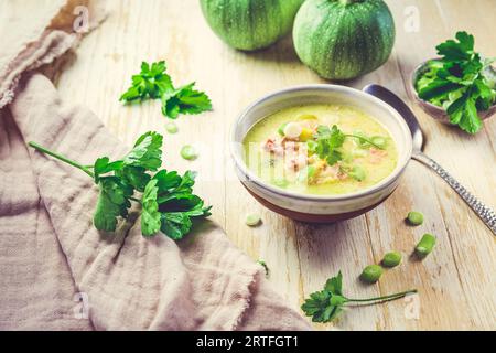 Savoureuse soupe à la crème de courgettes maison, purée de soupe de légumes verts. Banque D'Images