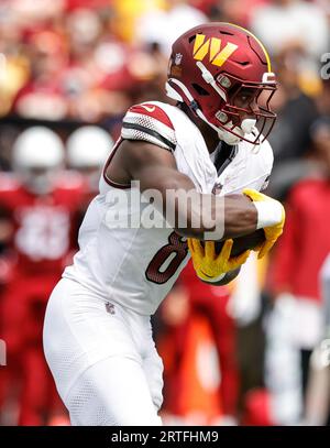 Washington Commanders RB Brian Robinson Jr. (8) avec The Carry après le premier snap du match des Arizona Cardinals vs Washington Commanders (semaine 1) le 10 septembre 2023 au FedEx Field à Landover, MD. (Alyssa Howell/image of Sport) Banque D'Images