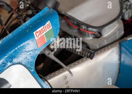 Bordeaux , France - 09 12 2023 : logo Castrol texte et signe marque britannique mondiale de lubrifiants industriels et automobiles sur un side-car de course vintage Banque D'Images