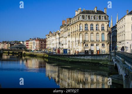 FRANCE. PYRÉNÉES-ATLANTIQUES (64). BAYONNE. MAISONS DU QUAI A. DUBOURDIEU (QUAIS DU NIVE) Banque D'Images