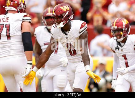 Washington Commanders RB Brian Robinson Jr. (8) célèbre un touchdown au match Arizona Cardinals vs Washington Commanders (semaine 1) le 10 septembre 2023 au FedEx Field à Landover, MD. (Alyssa Howell/image of Sport) Banque D'Images