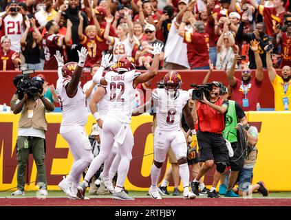 Le RB Brian Robinson Jr. (8) célèbre un touchdown avec ses coéquipiers TE Logan Thomas (82) et G/T Saahdiq Charles (77) au match Arizona Cardinals vs Washington Commanders (semaine 1) le 10 septembre 2023 au FedEx Field de Landover, MD. (Alyssa Howell/image of Sport) Banque D'Images