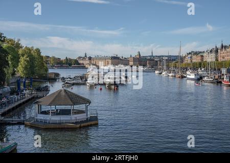 27.09.2021 Suède Stockholm vue du boulevard Strandvagen et du quartier Ostermalm par une journée ensoleillée. Banque D'Images