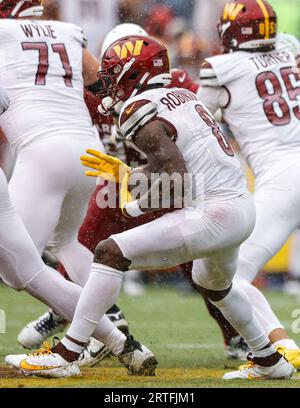 Washington Commanders RB Brian Robinson Jr. (8) avec le Carry au match Arizona Cardinals vs Washington Commanders (semaine 1) le 10 septembre 2023 au FedEx Field à Landover, MD. (Alyssa Howell/image of Sport) Banque D'Images