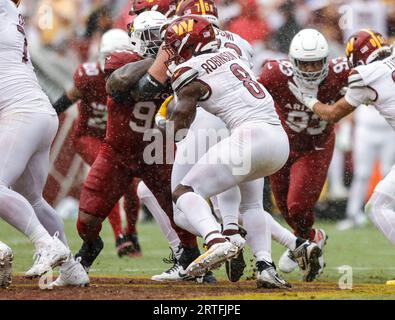 Washington Commanders RB Brian Robinson Jr. (8) avec le Carry au match Arizona Cardinals vs Washington Commanders (semaine 1) le 10 septembre 2023 au FedEx Field à Landover, MD. (Alyssa Howell/image of Sport) Banque D'Images