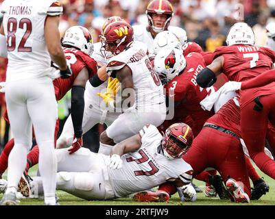 Washington Commanders RB Brian Robinson Jr (8) avec The Carry, essayant d'être attaqué au match Arizona Cardinals vs Washington Commanders (semaine 1) le 10 septembre 2023 au FedEx Field à Landover, MD. (Alyssa Howell/image of Sport) Banque D'Images