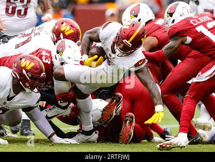 Washington Commanders RB Brian Robinson Jr (8) avec le Carry au match Arizona Cardinals vs Washington Commanders (semaine 1) le 10 septembre 2023 au FedEx Field à Landover, MD. (Alyssa Howell/image of Sport) Banque D'Images