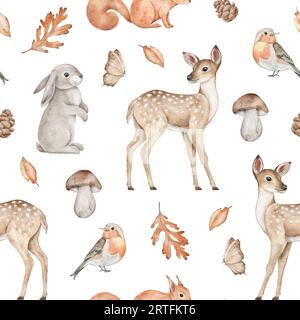 Modèle sans couture avec cerf, lapin, écureuil, oiseau, papillon, pomme de pin, feuilles, boletus et gland. Animaux des bois. Fond de forêt d'automne. Main Banque D'Images