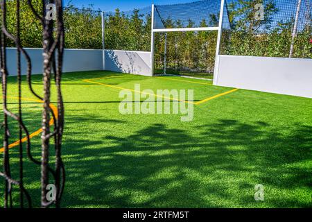 Terrain de jeu pour petit jardin avec pelouse artificielle, terrain de jeu en gazon synthétique, terrain de gazon artificiel Banque D'Images
