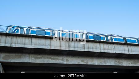 métro tain passant sur un pont Banque D'Images