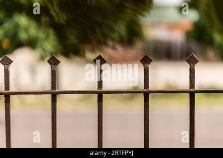 Gros plan de pointes vintage complexes sur une grille en fer forgé, mettant en valeur l'artisanat détaillé. Banque D'Images