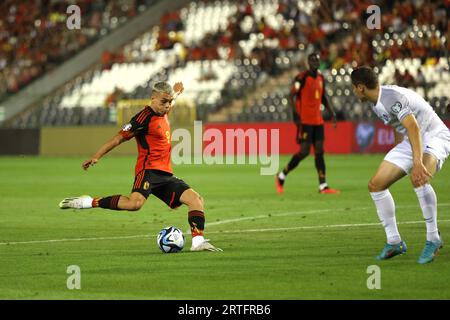 Bruxelles, Belgique. 12 septembre 2023. Le Belge Leandro Trossard (L) tire lors du match de qualification pour le Championnat d’Europe 2024 entre la Belgique et l’Estonie à Bruxelles, Belgique, le 12 septembre 2023. Crédit : Zhao Dingzhe/Xinhua/Alamy Live News Banque D'Images