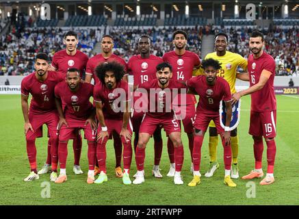 Al Wakrah. 13 septembre 2023. Les joueurs du Qatar posent pour une photo de groupe avant le match amical entre le Qatar et la Russie au stade Al-Janoub à Al-Wakrah, au sud de Doha, Qatar, le 12 septembre 2023. Crédit : Nikku/Xinhua/Alamy Live News Banque D'Images