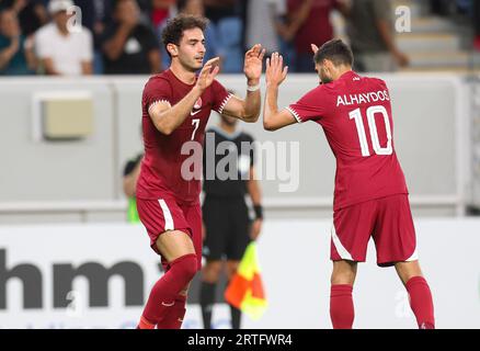 Al Wakrah. 13 septembre 2023. Ahmed Alaaeldin (à gauche) du Qatar célèbre son but lors du match amical de football entre le Qatar et la Russie au stade Al-Janoub à Al-Wakrah, au sud de Doha, Qatar, le 12 septembre 2023. Crédit : Nikku/Xinhua/Alamy Live News Banque D'Images