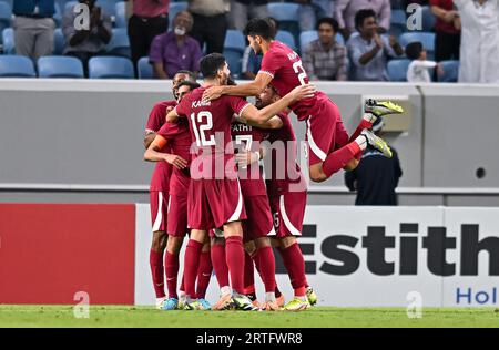 Al Wakrah. 13 septembre 2023. Les joueurs du Qatar célèbrent un but lors du match amical entre le Qatar et la Russie au stade Al-Janoub à Al-Wakrah, au sud de Doha, Qatar, le 12 septembre 2023. Crédit : Nikku/Xinhua/Alamy Live News Banque D'Images