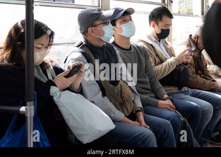 Nagasaki, Japon. 13 mars 2023. Navetteurs à bord du tramway électrique de Nagasaki (é Žé•·Å›»Æ°-è»Œé“). Transports publics, mobilité urbaine ferroviaire. (Image de crédit : © Taidgh Barron/ZUMA Press Wire) USAGE ÉDITORIAL SEULEMENT! Non destiné à UN USAGE commercial ! Banque D'Images