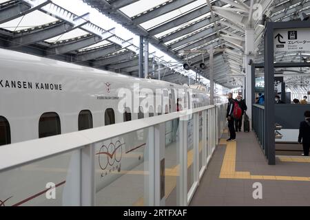 Nagasaki, Japon. 13 mars 2023. Le train à grande vitesse Nishi Kyushu Shinkansen (è¥¿ä¹å·žæ-°å¹¹ç·š) à la gare de Nagasaki dessert Takeo Onsen. Le Kamome est la plus récente extension du réseau shinkansen au Japon, mais en raison de l'opposition de la préfecture locale de Saga, il ne se connecte pas directement à la gare de Hakata. (Image de crédit : © Taidgh Barron/ZUMA Press Wire) USAGE ÉDITORIAL SEULEMENT! Non destiné à UN USAGE commercial ! Banque D'Images