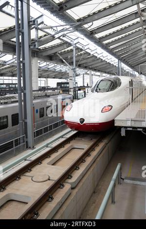 Nagasaki, Japon. 13 mars 2023. Le train à grande vitesse Nishi Kyushu Shinkansen (è¥¿ä¹å·žæ-°å¹¹ç·š) à la gare de Nagasaki dessert Takeo Onsen. Le Kamome est la plus récente extension du réseau shinkansen au Japon, mais en raison de l'opposition de la préfecture locale de Saga, il ne se connecte pas directement à la gare de Hakata. (Image de crédit : © Taidgh Barron/ZUMA Press Wire) USAGE ÉDITORIAL SEULEMENT! Non destiné à UN USAGE commercial ! Banque D'Images