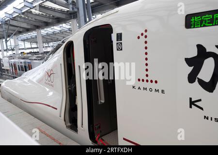 Nagasaki, Japon. 13 mars 2023. Le train à grande vitesse Nishi Kyushu Shinkansen (è¥¿ä¹å·žæ-°å¹¹ç·š) à la gare de Nagasaki dessert Takeo Onsen. Le Kamome est la plus récente extension du réseau shinkansen au Japon, mais en raison de l'opposition de la préfecture locale de Saga, il ne se connecte pas directement à la gare de Hakata. (Image de crédit : © Taidgh Barron/ZUMA Press Wire) USAGE ÉDITORIAL SEULEMENT! Non destiné à UN USAGE commercial ! Banque D'Images