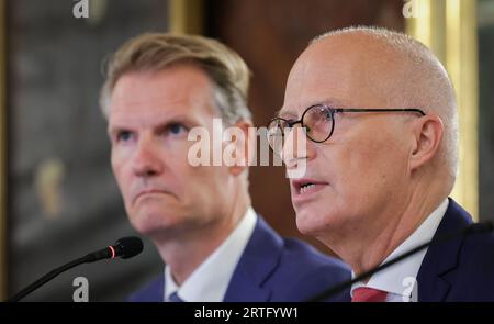 Hambourg, Allemagne. 13 septembre 2023. Peter Tschentscher (SPD, r), premier maire de Hambourg et président du Sénat de la ville libre et hanséatique de Hambourg, et Soren Toft, PDG de MSC Mediterreanean Shipping Company, prennent la parole lors d'une conférence de presse au Kaisersaal à l'hôtel de ville. La compagnie maritime de conteneurs MSC veut acquérir une participation dans la compagnie logistique portuaire de Hambourg HHLA. Crédit : Christian Charisius/dpa/Alamy Live News Banque D'Images