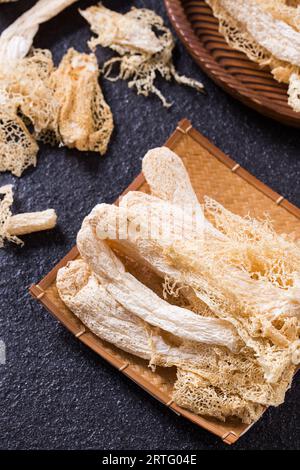 Champignon tropical Stinkhorn séché, Phallus indusiatus , champignon bambou séché dans une assiette pour utilisation en pot chaud Banque D'Images