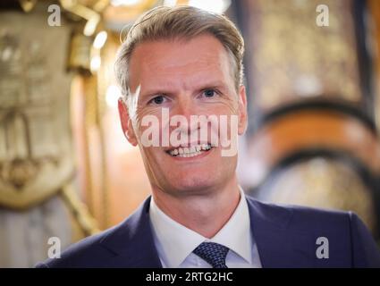 Hambourg, Allemagne. 13 septembre 2023. Soren Toft, PDG de MSC Mediterreanean Shipping Company, sourit après une conférence de presse au Kaisersaal à l’hôtel de ville. La compagnie maritime de conteneurs MSC veut acquérir une participation dans la compagnie logistique portuaire de Hambourg HHLA. Crédit : Christian Charisius/dpa/Alamy Live News Banque D'Images