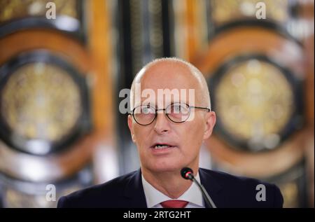 Hambourg, Allemagne. 13 septembre 2023. Peter Tschentscher (SPD), premier maire de Hambourg et président du Sénat de la ville libre et hanséatique de Hambourg, prend la parole lors d'une conférence de presse au Kaisersaal de l'hôtel de ville. La compagnie maritime de conteneurs MSC veut racheter dans la compagnie logistique portuaire de Hambourg HHLA. Crédit : Christian Charisius/dpa/Alamy Live News Banque D'Images
