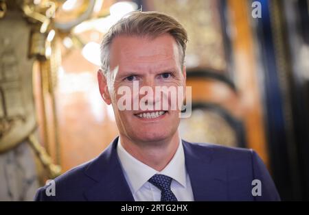 Hambourg, Allemagne. 13 septembre 2023. Soren Toft, PDG de MSC Mediterreanean Shipping Company, sourit après une conférence de presse au Kaisersaal à l’hôtel de ville. La compagnie maritime de conteneurs MSC veut acquérir une participation dans la compagnie logistique portuaire de Hambourg HHLA. Crédit : Christian Charisius/dpa/Alamy Live News Banque D'Images