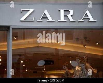 Photo de dossier datée du 29/05/18 d'une succursale de Zara, alors que le propriétaire du géant de la mode Inditex a révélé une forte hausse des bénéfices grâce aux fortes ventes de ses gammes de produits printemps-été. Banque D'Images