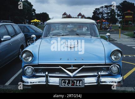 Melbourne, Australie décembre 1999 : image emblématique d'une voiture Ford américaine des années 1950, présentant un design classique et l'histoire automobile. Banque D'Images