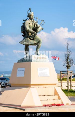 Statue au commando et pipe-pipe britanniques de la Seconde Guerre mondiale Bill Millin jouant des pipes en kilt, par le sculpteur Gaetan Ader, érigée sur la plage de Sword, en Normandie, en 2013. Banque D'Images