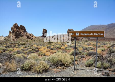 Panneau d'information de la roche volcanique Roque Cinchado de forme bizarre dans le parc national du Teide sur l'île des Canaries de Tenerife, Espagne. Avec b Banque D'Images