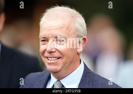 Photo du dossier datée du 18-08-2022 de l'entraîneur Karl Burke. Darnation peut faire une transition sans heurts à la fois vers la société du groupe deux et un mile dans les Betfred May Hill Stakes à Doncaster. Originaire du jardin Karl Burke en forme, cette fille de Too Darn Hot est encore une jeune classe pour l'équipe qui a décroché les Moygless Stud Stakes avec Fallen Angel le week-end dernier. Date de publication : mercredi 13 septembre 2023. Banque D'Images