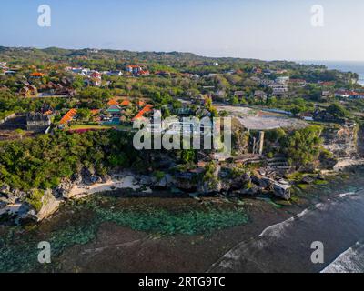 Vue aérienne de la falaise d'uluwatu, eau cristalline et ciel bleu Banque D'Images