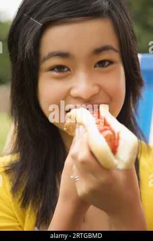 Close up of a little girl eating a hot dog Banque D'Images