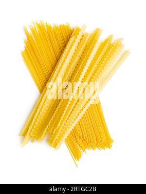 Mafaldine et pâtes spaghetti non cuites. Pâtes mafalda longues crues isolées sur fond blanc. Banque D'Images