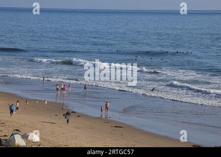 Surf Rincon point en Californie pendant une houle estivale Banque D'Images