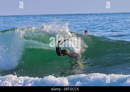 Surf Rincon point en Californie pendant une houle estivale Banque D'Images